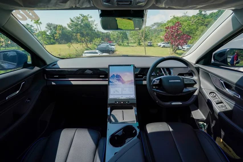 JAECOO J5 Premium, kabin depan dan layar sentuh