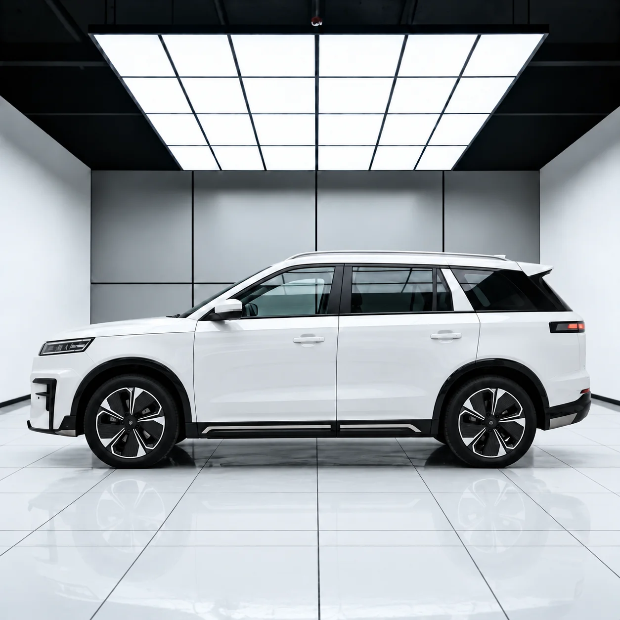 JAECOO J5 Premium putih tampak samping dengan aksen hitam dan silver di bagian bawah bodi