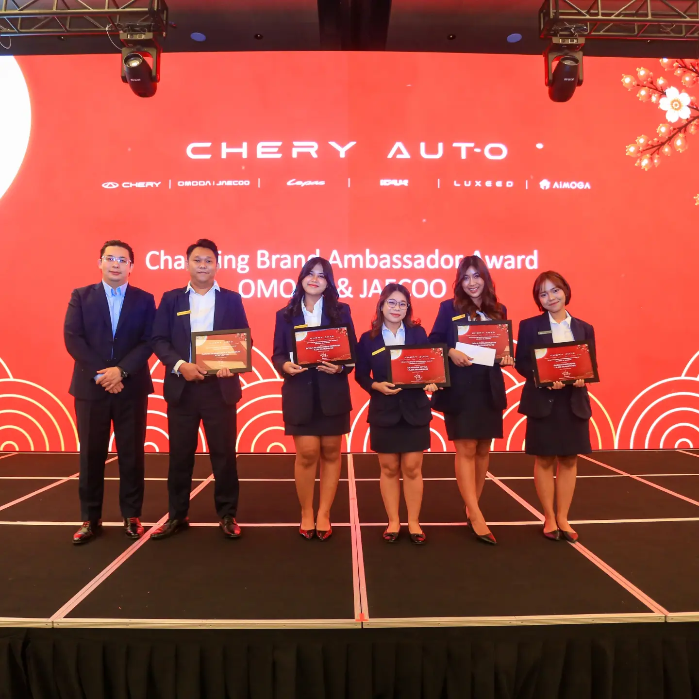 Para penerima Charming Brand Ambassador memegang piagam dalam sesi foto resmi di panggung