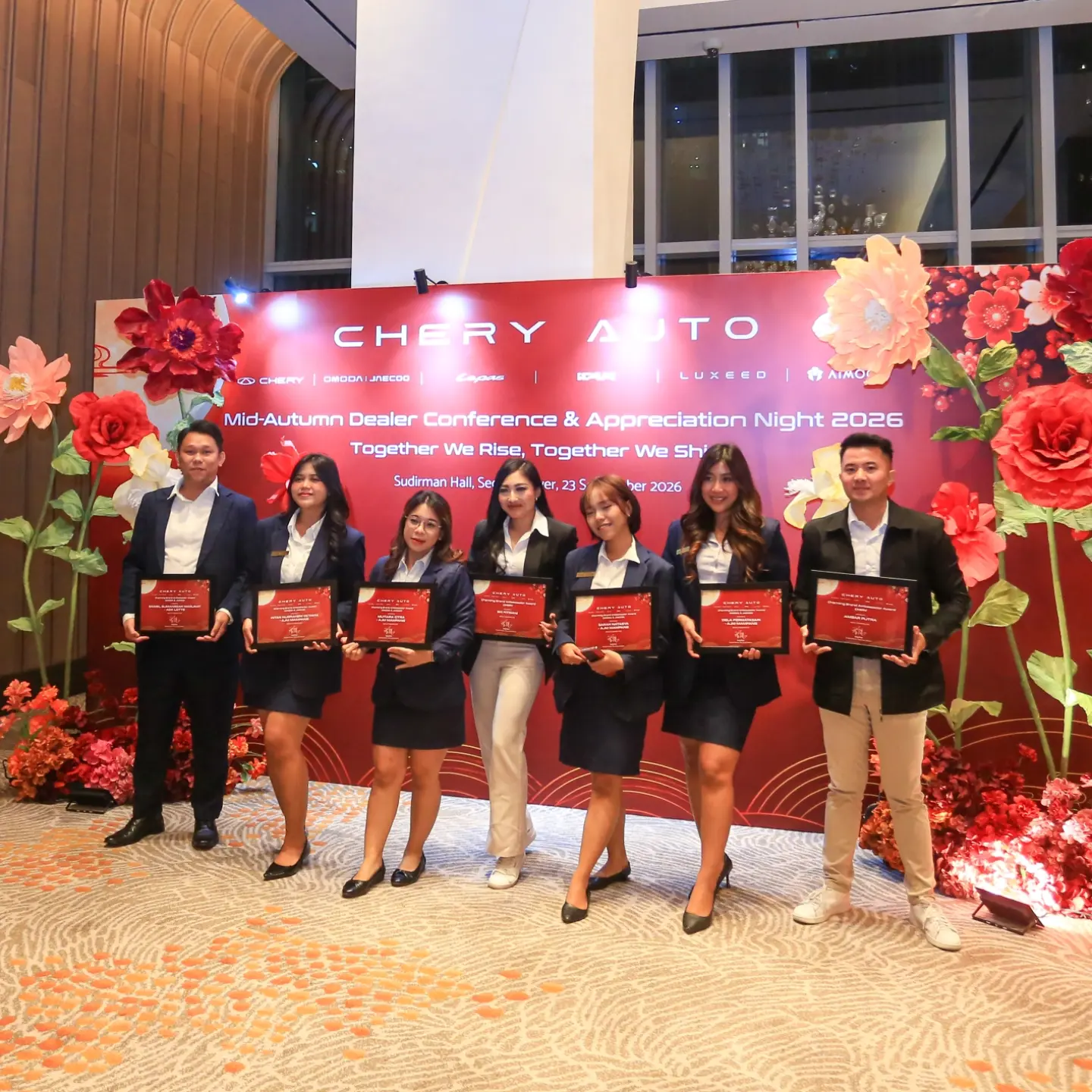 Foto bersama dengan latar Mid-Autumn Dealer Conference & Appreciation Night 2026 di Sudirman Hall