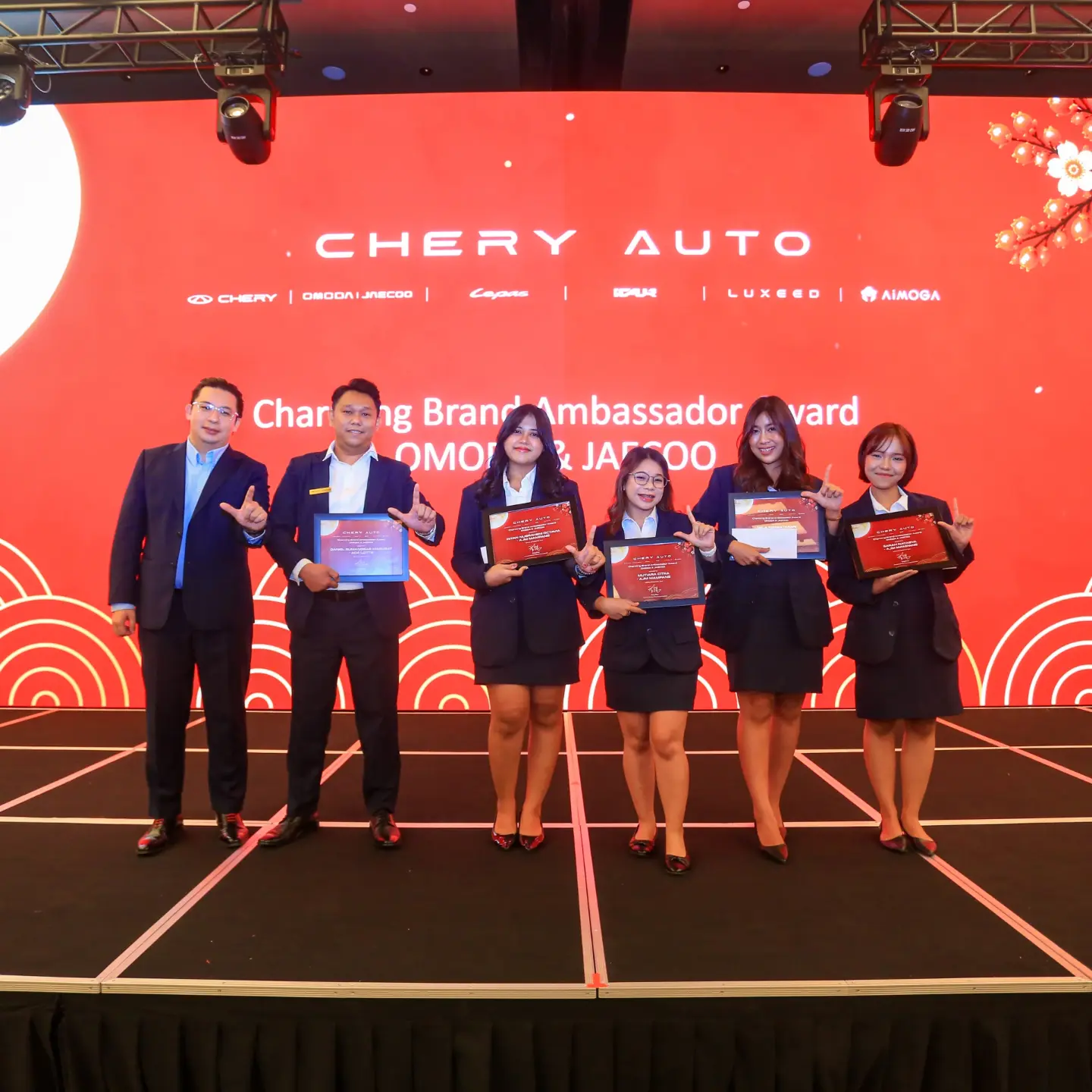 Para penerima penghargaan Charming Brand Ambassador berpose dengan piagam di panggung Chery Auto