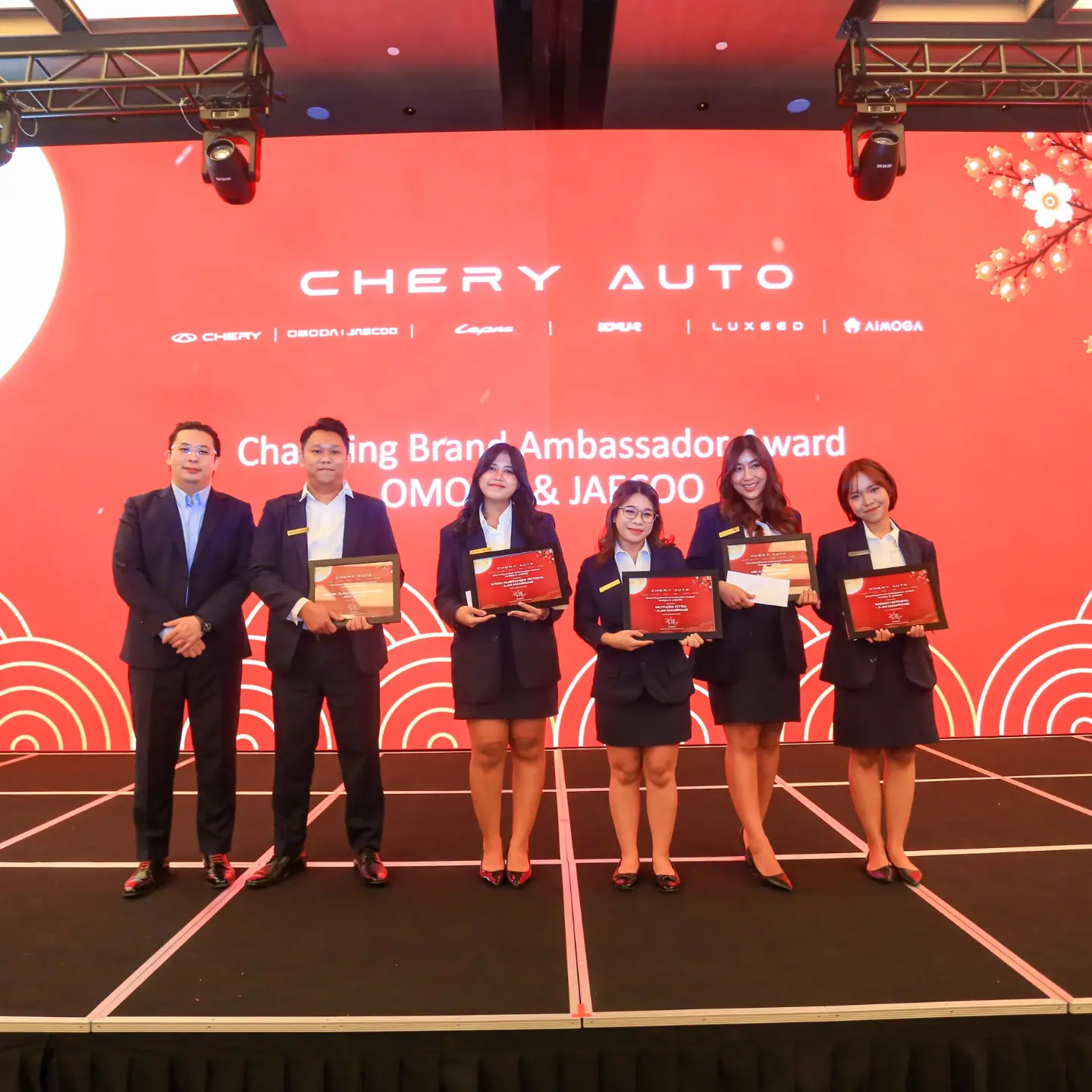 Foto seluruh kelompok penerima penghargaan di panggung merah Chery Auto