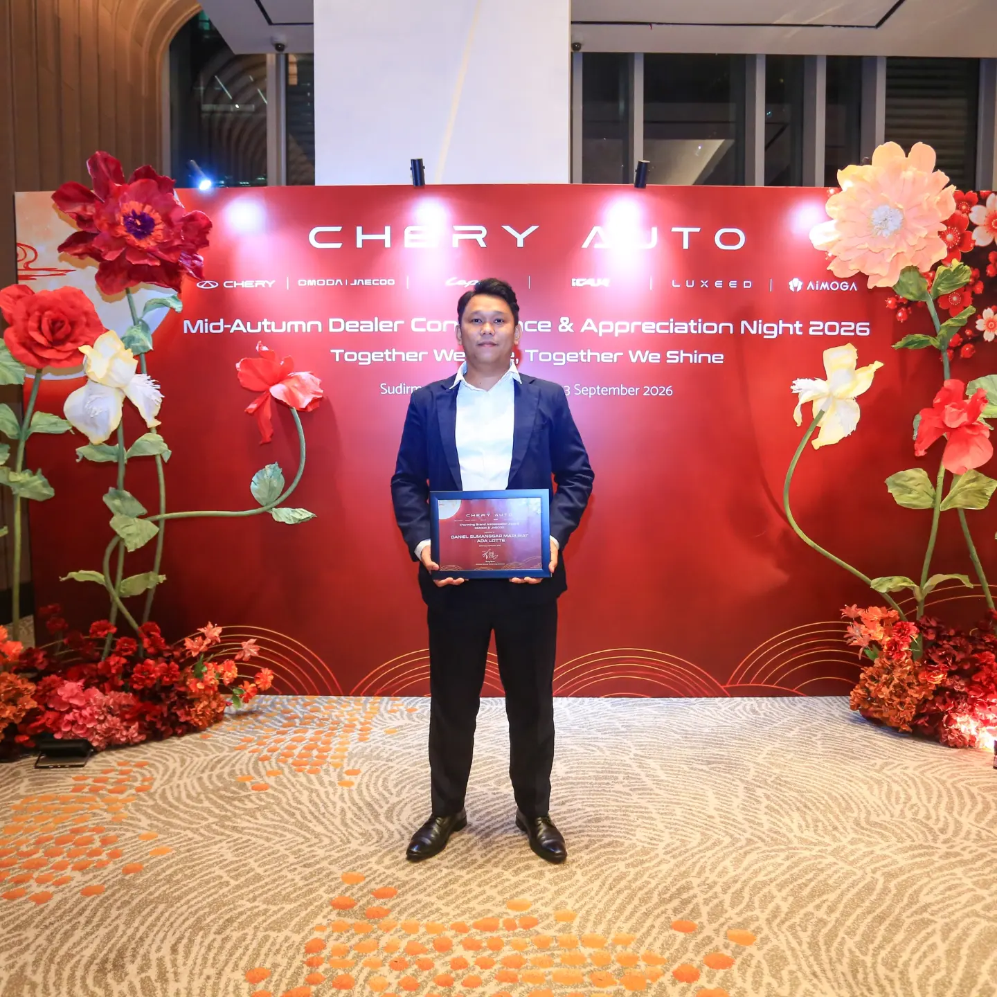 Daniel memegang penghargaan Charming Brand Ambassador di acara Chery Auto Appreciation Night 2026